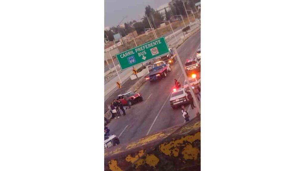 Choque de Mini Cooper contra March deja una mujer muerta en el Periférico Ecológico.