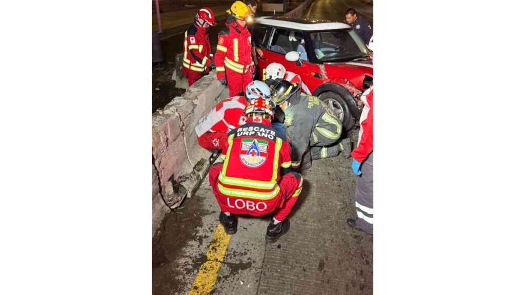 Choque de Mini Cooper contra March deja una mujer muerta en el Periférico Ecológico.