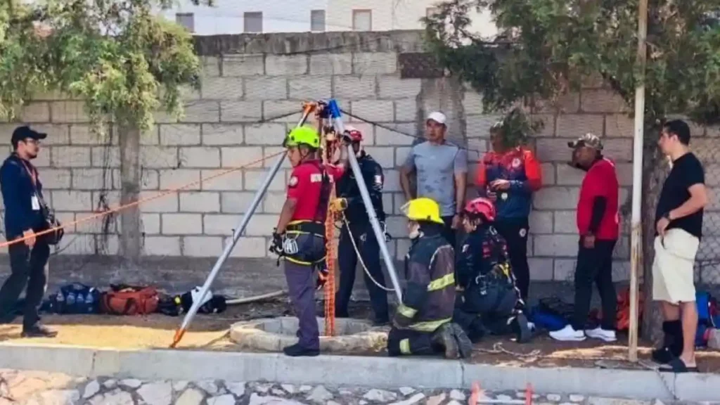 Bomberos, protección civil y paramédicos durante el rescate del niño que cayó al pozo.
