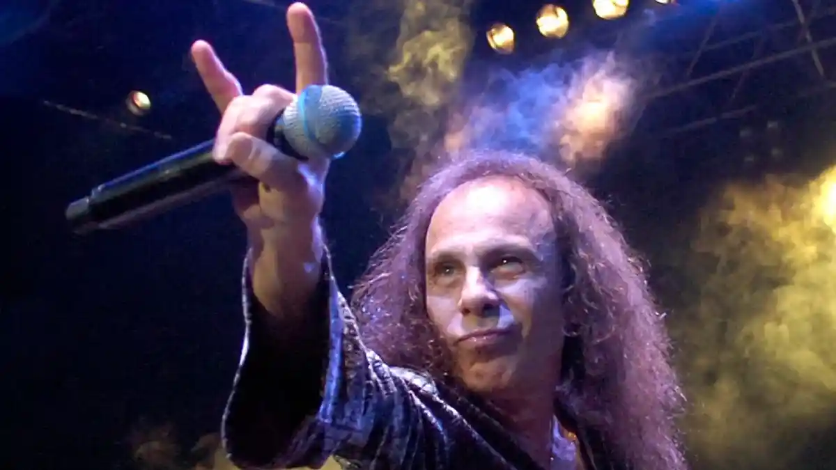 Día Mundial del Heavy Metal: Fanáticos conmemoran el legado de Ronnie James.
