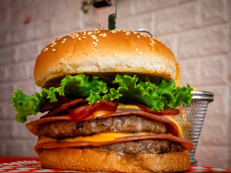 Celebra el Día Internacional de la Hamburguesa con estas promos en Puebla