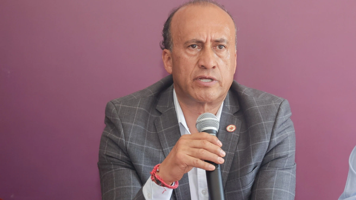Juan Antonio González regala bolsas con su nombre, pero niega promoción