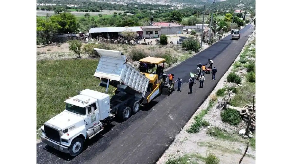 Construye Gobierno estatal 3.3 kilómetros del camino a las Loberas en Tecali