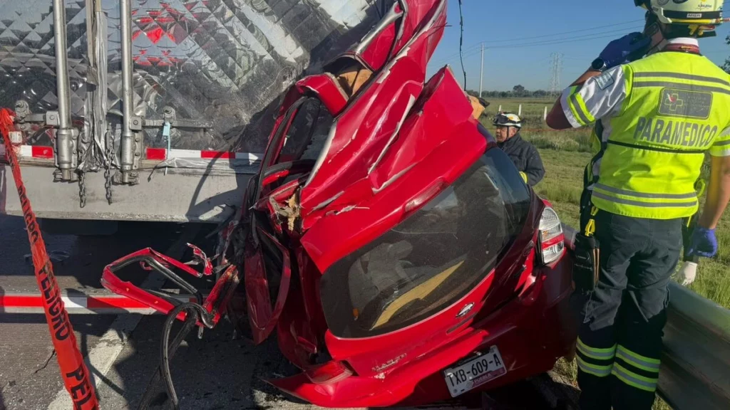 Mueren mujeres que viajaban en un March tras chocar contra tráiler en la Puebla-Orizaba