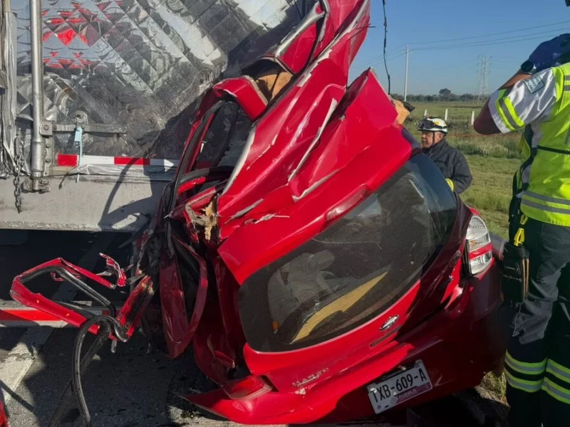 Mueren mujeres que viajaban en un March tras chocar contra tráiler en la Puebla-Orizaba