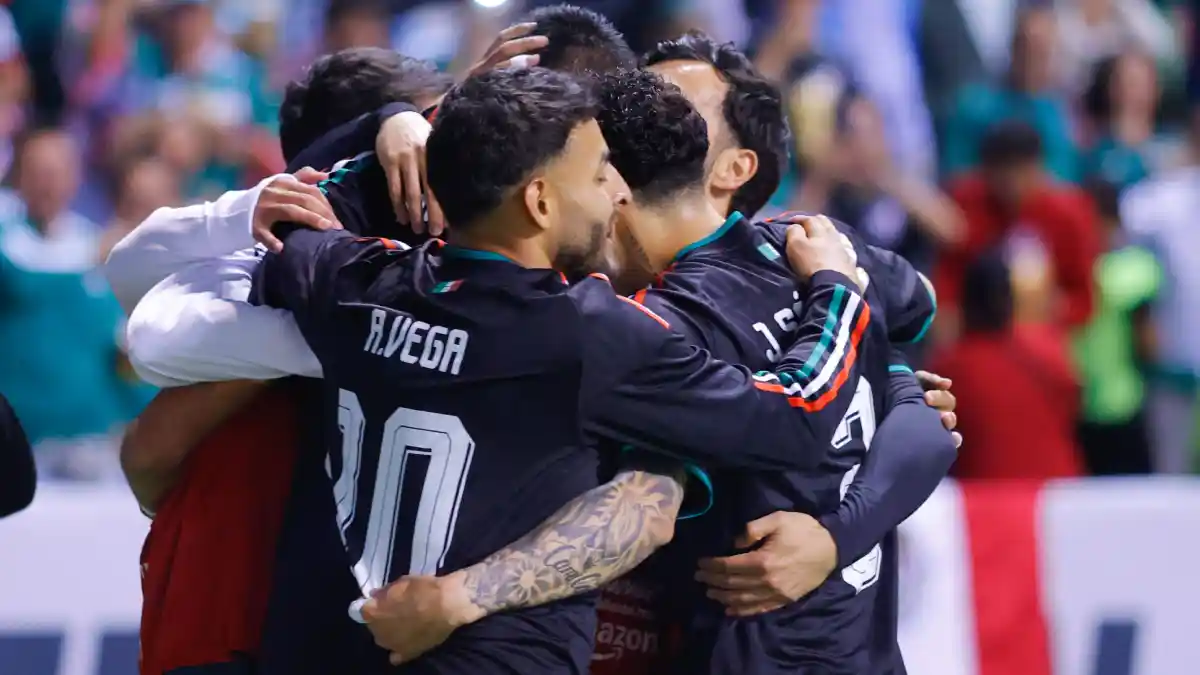 México vence a Ghana 2-0 en Puebla.