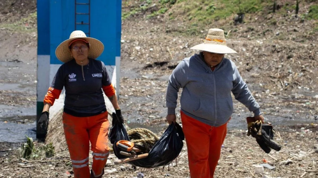 Personal del OOSL labora en vasos los reguladores y vialidades inundables