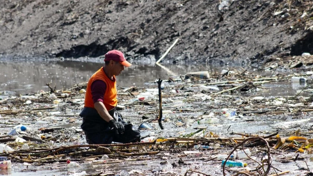 La Secretaría de Medio Ambiente se sumó a la jornada de limpieza del OOSL en los vasos reguladores de la ciudad de Puebla.