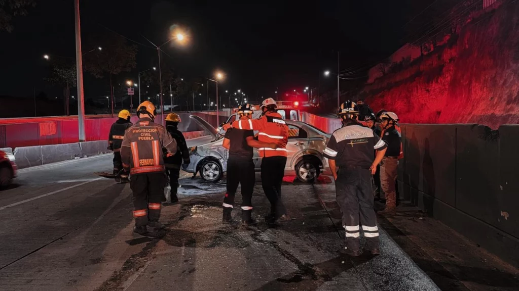 Paramédicos y rescatistas de Protección Civil Municipal de Puebla capital no solo trabajan durante el día. También realizan guardias nocturnas en las que, por salvar la vida de otras personas, muchas veces ponen en riesgo la propia.