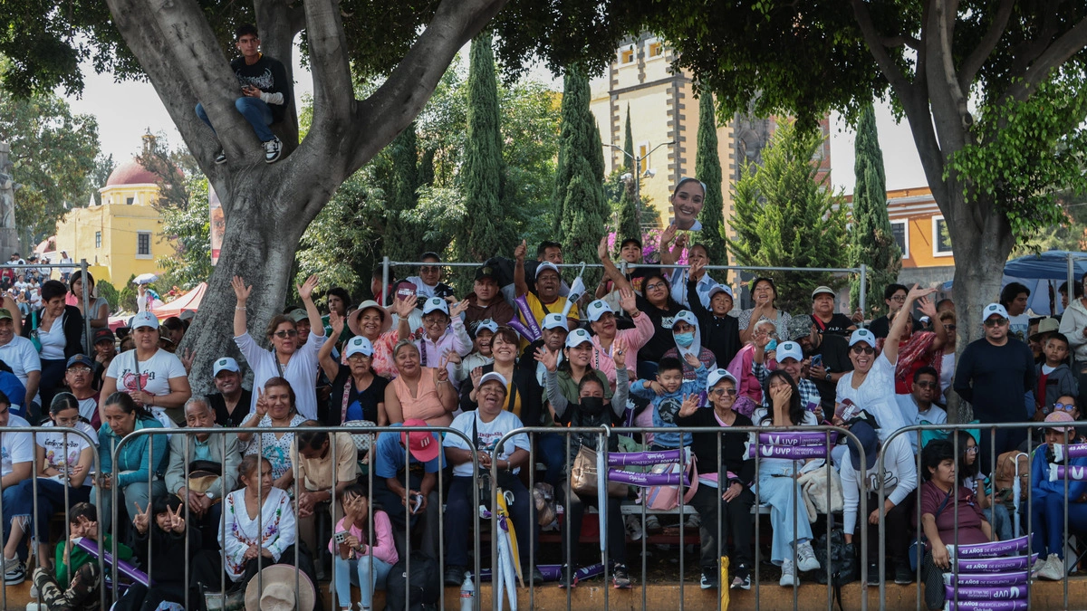 Emocionados y con calor intenso, así vivieron los poblanos el Desfile del 5 de Mayo  