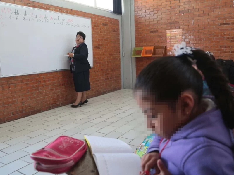 Roles de género en la docencia en Puebla: el 70% son maestras