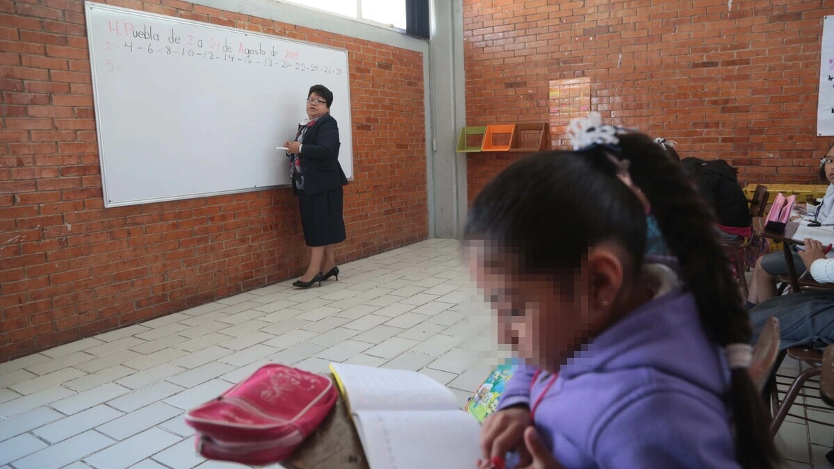 Roles de género en la docencia en Puebla: el 70% son maestras