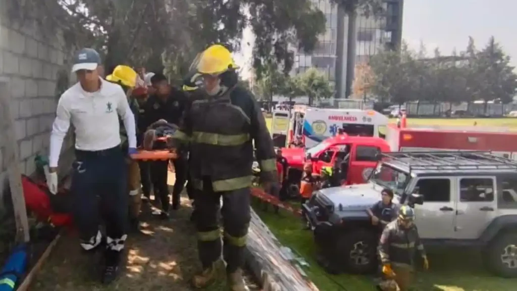 Trasladan en camilla al niño que cayó a un pozo de la Universidad Iteramericana.