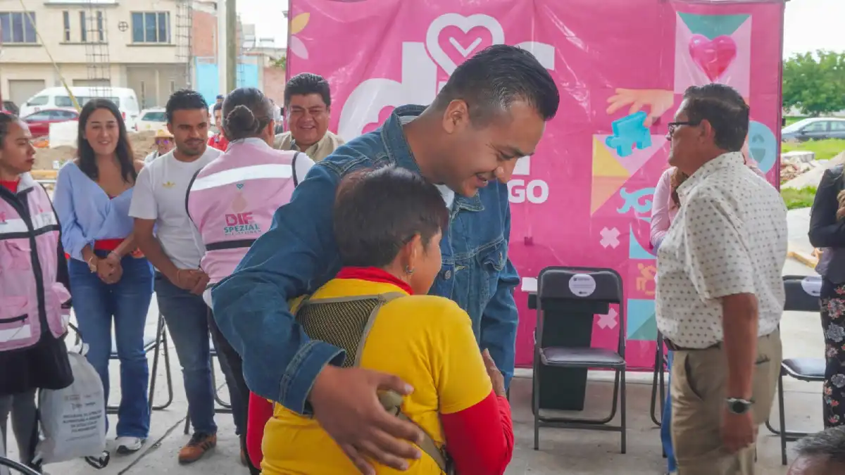 Roberto Solís y Shamy Spezia fortalecen la atención a personas vulnerables con entrega de despensas en Huejotzingo