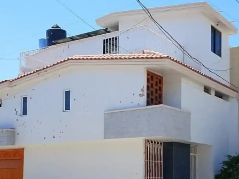 Balean casa donde vivió Rubén Rocha Moya en Culiacán.