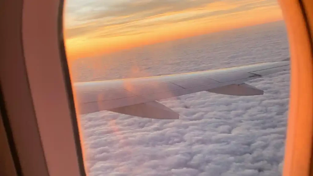 Foto del ala de un avión vista desde la ventilla.