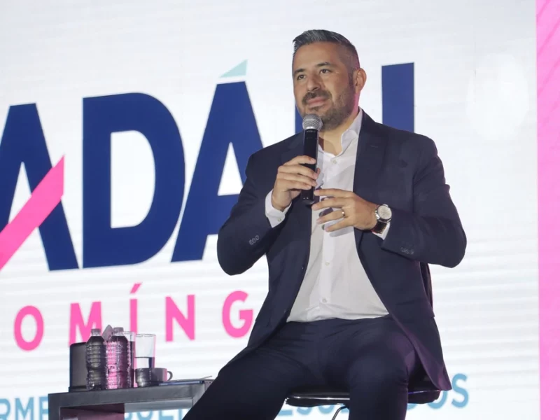 El exalcalde Adán Domínguez pelea con vecinas de Villa Floresta por la ampliación de su casa