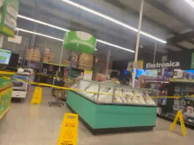 Con marros, 8 sujetos roban celulares del Bodega Aurrera de Amalucan