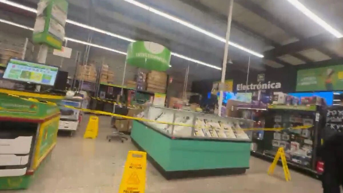 Con marros, 8 sujetos roban celulares del Bodega Aurrera de Amalucan