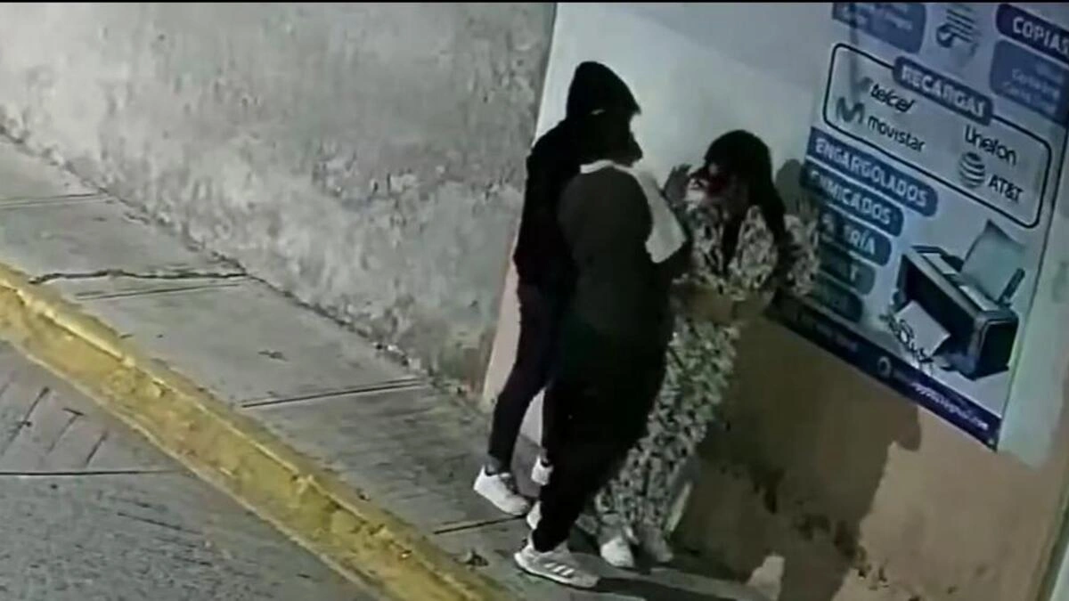 VIDEO: Asaltan con cuchillo en mano a joven en calles de Amozoc