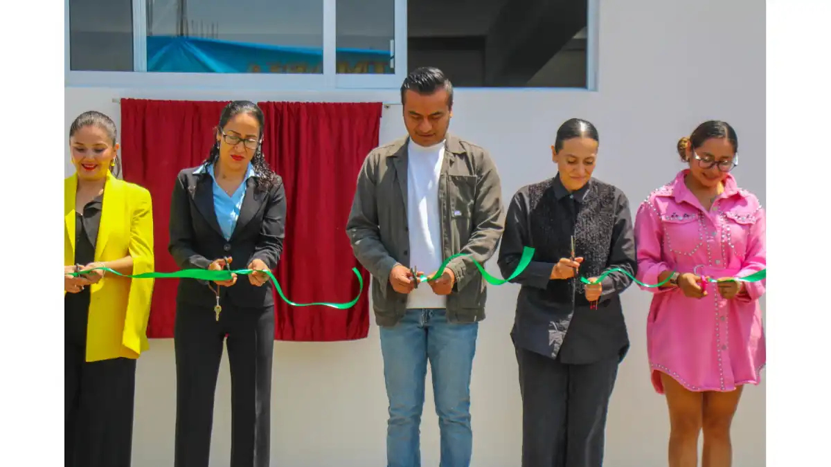 Roberto Solís refuerza compromiso con la educación; Inaugura aula de usos múltiples en primaria de Huejotzingo