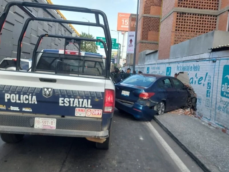 Por ir a exceso de velocidad, conductor se impacta contra una barda en San Bartolo