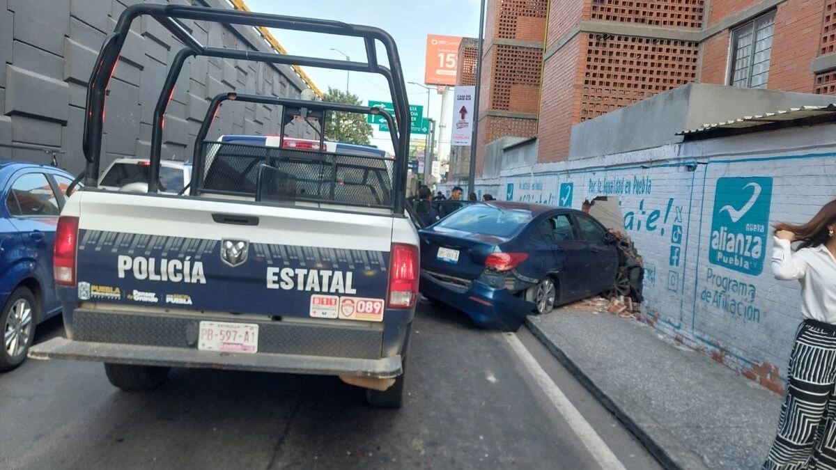 Por ir a exceso de velocidad, conductor se impacta contra una barda en San Bartolo
