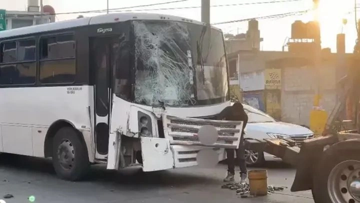 Mientras un conductor se estrelló en una barda en San Bartolo, hubo una carambola en la avenida Alfredo Toxqui.