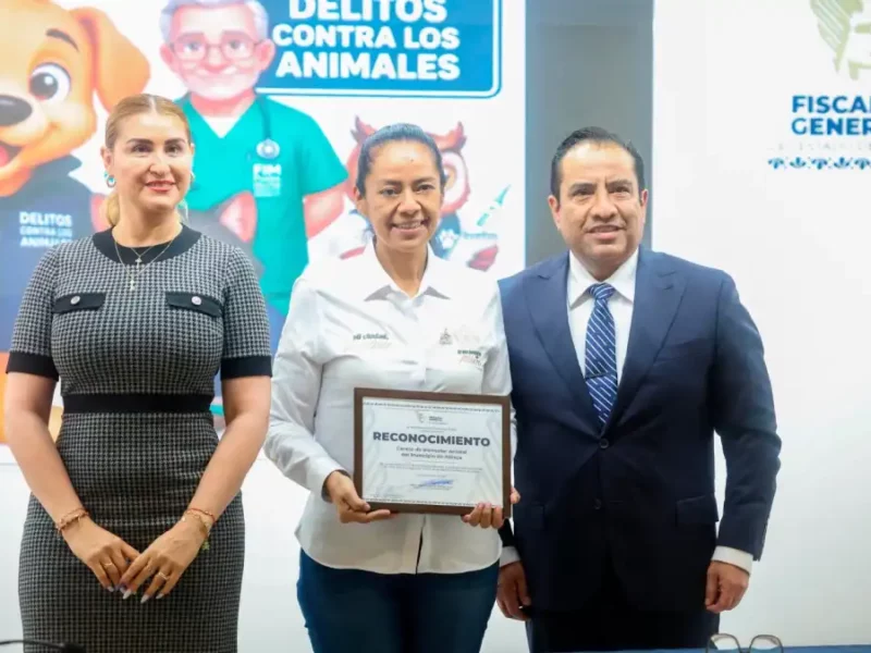 Fiscalía reconoce trabajo de bienestar animal en Atlixco; Ariadna Ayala recibe distintivo