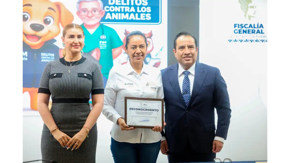 Fiscalía reconoce trabajo de bienestar animal en Atlixco; Ariadna Ayala recibe distintivo