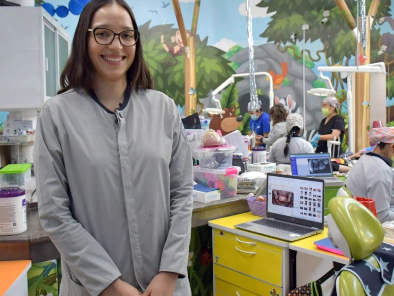 Estudiante investiga cómo fortalecer el esmalte dental para reducir caries en niños