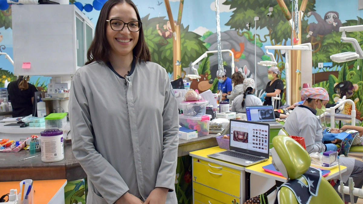 Estudiante investiga cómo fortalecer el esmalte dental para reducir caries en niños