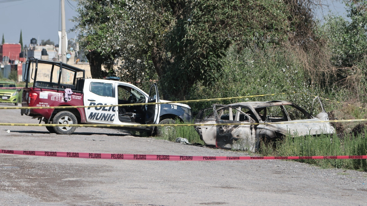 Localizan cadáver calcinado al interior de un automóvil en Amozoc