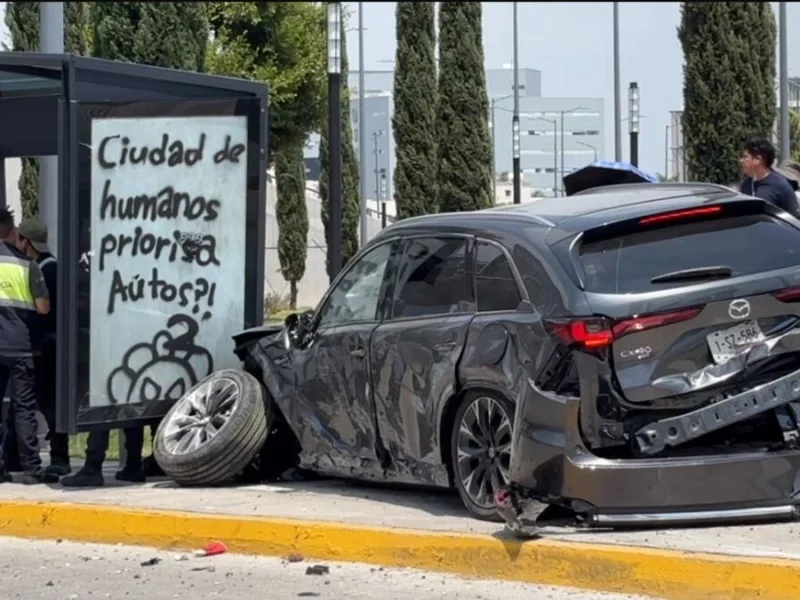 Choque en la Vía Atlixcáyotl deja tres heridos