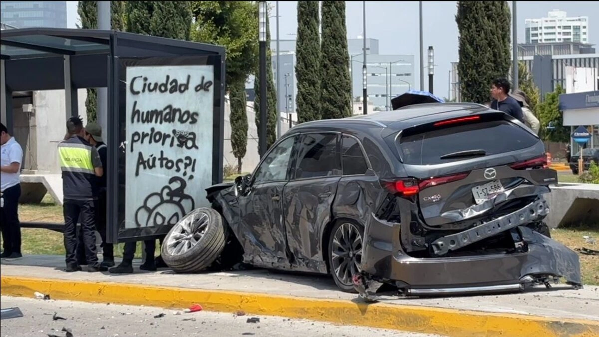 Choque en la Vía Atlixcáyotl deja tres heridos