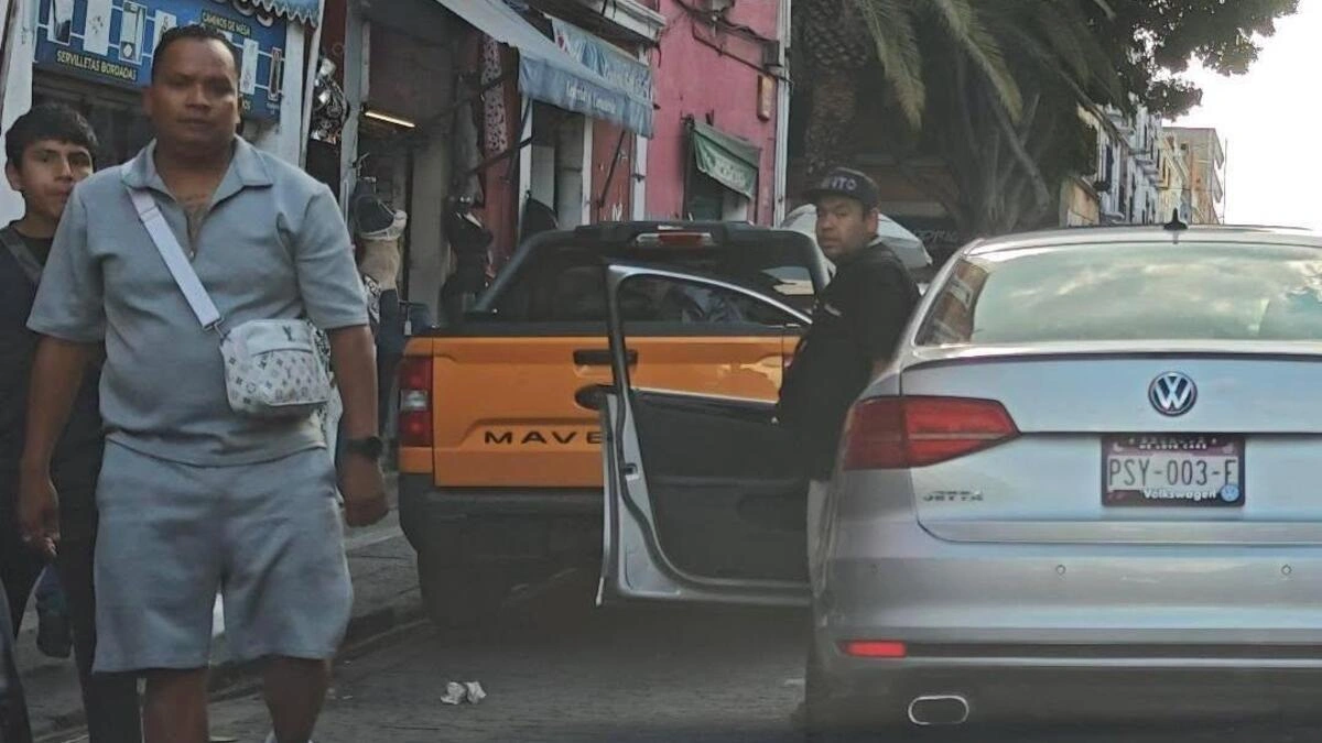 VIDEO: Comerciantes de la 10 Poniente agreden a automovilista en el Centro Histórico 