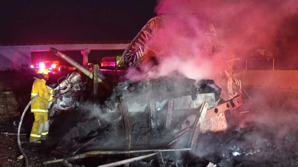 Durante intento de asalto, conductor de tractocamión muere calcinado en la Puebla-Orizaba