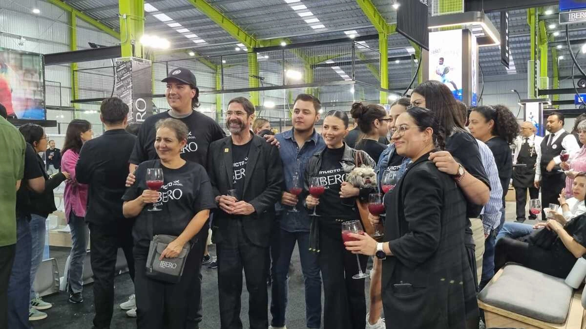Ibero Puebla firma convenio deportivo con Invicto Pádel