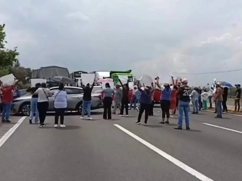 Familiares de detenido bloquean la autopista México-Puebla