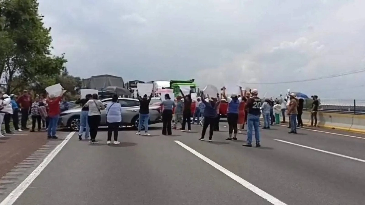 Familiares de detenido bloquean la autopista México-Puebla