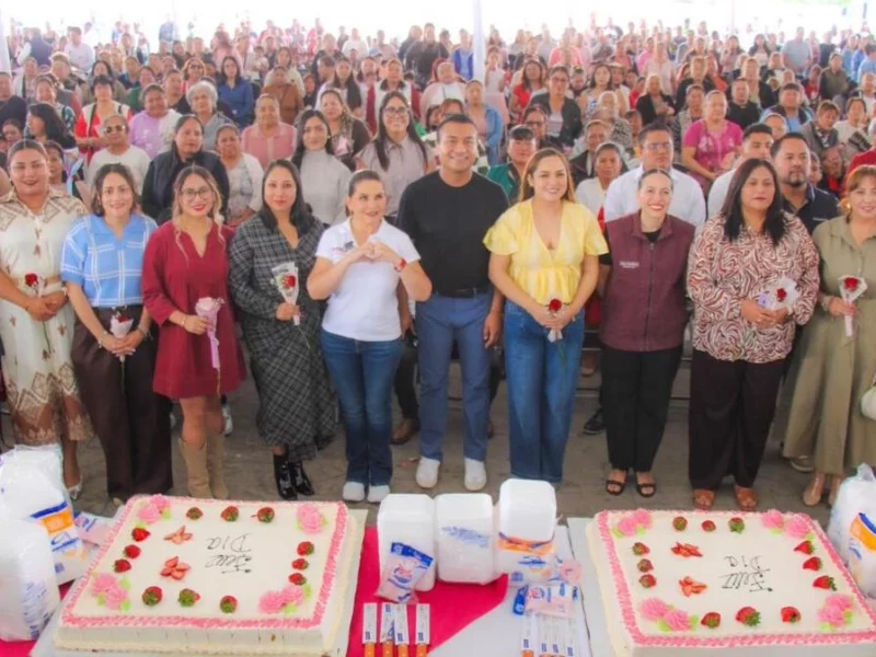 Roberto Solís y Shamy Spezia festejan a más de 3 mil mamás de Huejotzingo por el 10 de mayo