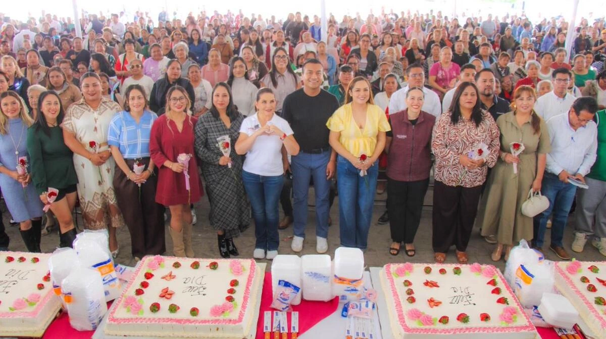 Roberto Solís y Shamy Spezia festejan a más de 3 mil mamás de Huejotzingo por el 10 de mayo