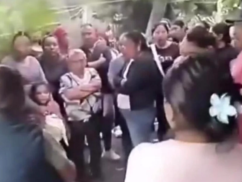 Pobladores de Axocopan, Atlixco retienen a falsos gestores de Bienestar