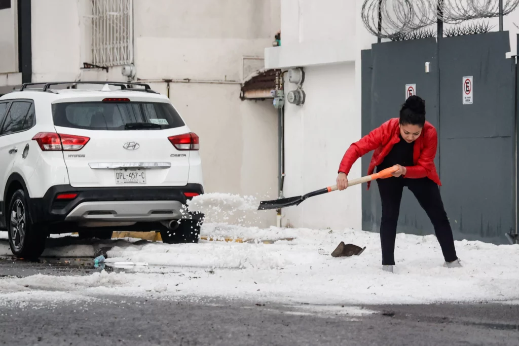 Esto sucedió en la Avenida Unidad Deportiva de la colonia Maravillas, en la zona de los estadios. Cuando paró la lluvia, los vecinos tuvieron que salir con cubetas y palas a retirar el granizo que se amontonó afuera de sus casas.