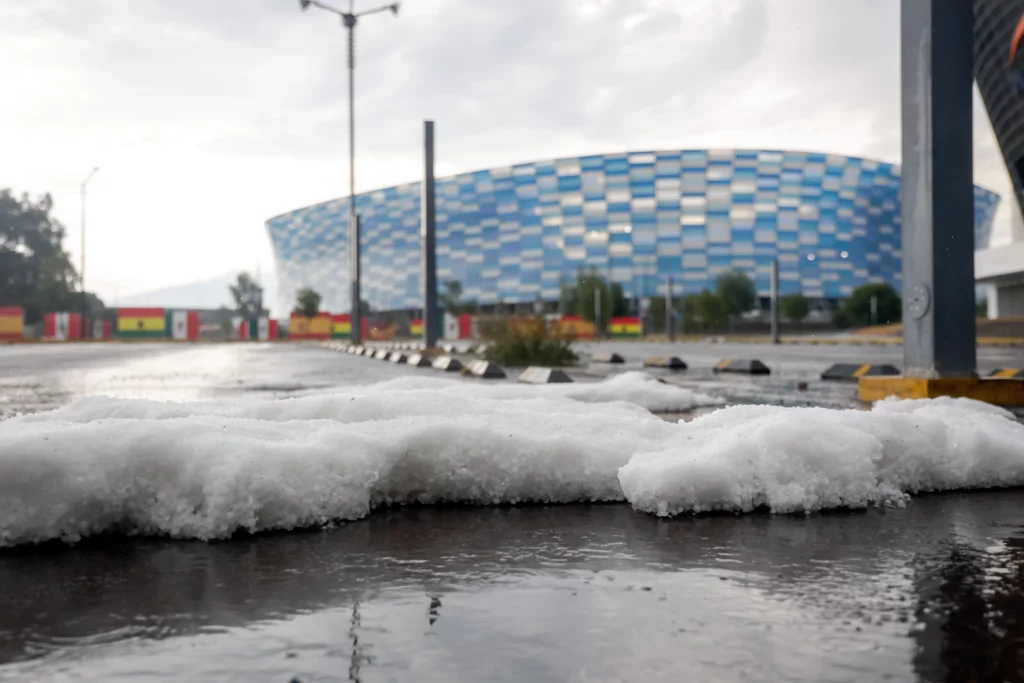 La lluvia acompañada de granizo que cayó la tarde de este martes 26 de mayo provocó inundaciones y afectaciones en colonias ubicadas al norte de la ciudad.
