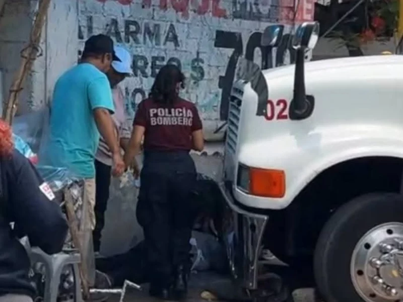 Grúa atropella a mujer y menor de edad en Tehuacán