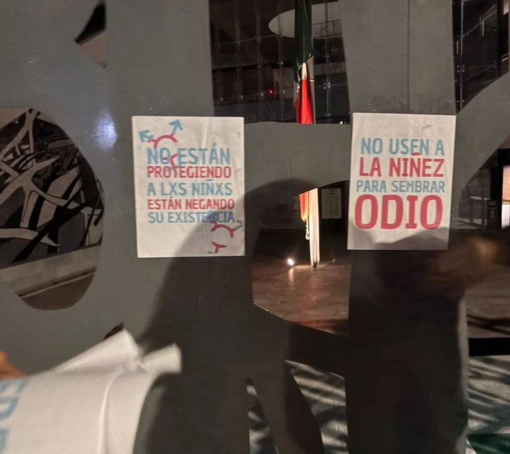 Puebla amaneció este viernes con carteles que exigen la legislación sobre infancias trans. 