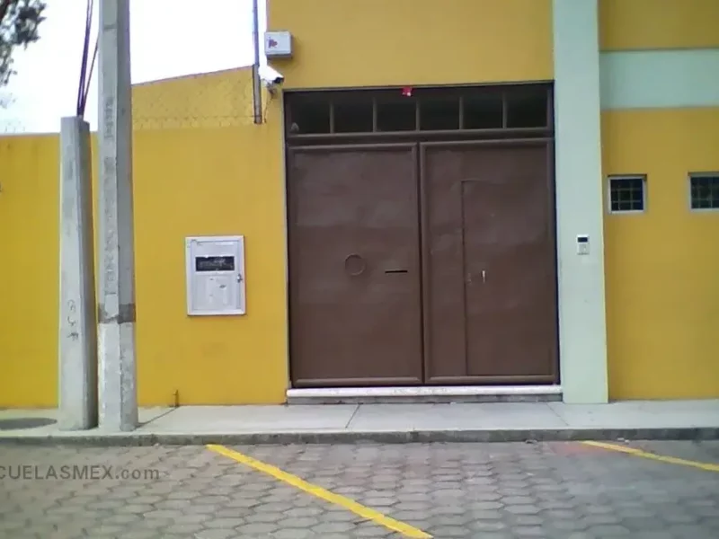 Acusan al Instituto Bucareli de sacar a alumna por adeudo y dejarla sola en la calle