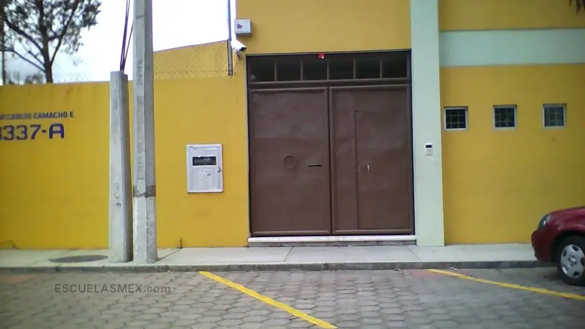 Acusan al Instituto Bucareli de sacar a alumna por adeudo y dejarla sola en la calle