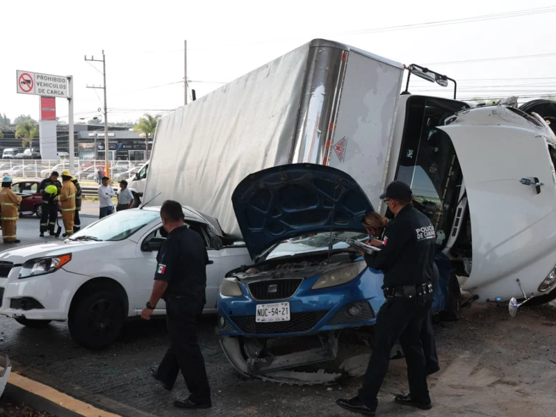 Volcadura en la México-Puebla a la altura de La María deja tres personas heridas 